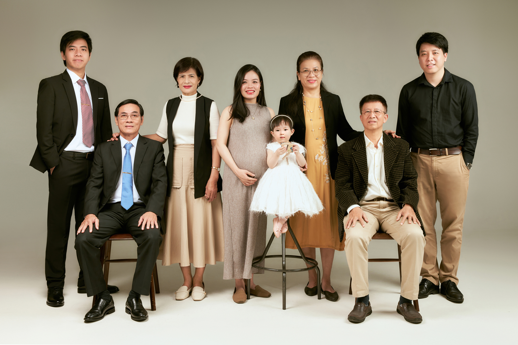 Chụp ảnh gia đình phong cách tối giản tại Vietle Studio